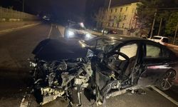 Refüje çarpan araç hurdaya döndü