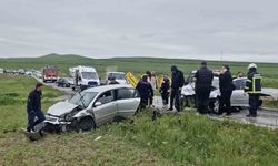 Çorum'da iki otomobil çarpıştı: 6 yaralı