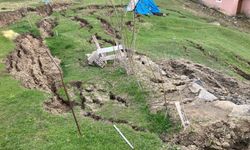 Heyelan evlerin çevresinde yarıklar oluşturdu