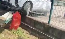 Kontrolden çıkan otomobil okul duvarına girdi
