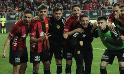 Dolu tribünlerle coşuyor!