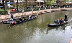 Soğuk havaya rağmen gondol turundan vazgeçmediler
