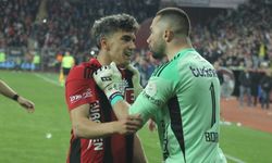 Biri atacak, diğeri tutacak!