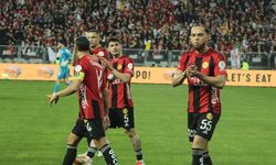 Kilidi açmak istiyor!