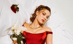 Afra Saraçoğlu'nun tatil pozları gündem oldu