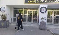 Camiden çıkan yaşlı adamın parasını çaldı