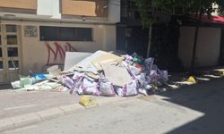 Eskişehir’de kaldırımı molozlar kapattı