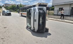 Korkutan kaza... Araç yan yattı!