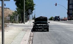 Yanmış araç dikkat çekiyor