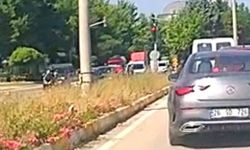 Yaşlı kadına yol vermek isteyen araca başka bir otomobil arkadan böyle çarptı