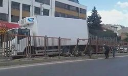 El freni çekilmeyen kamyon trafiğe daldı
