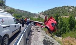 Çekici bariyerlere çarparak askıda kaldı