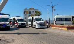 Okul servisleri ile otomobil çarpıştı: 6 yaralı