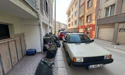 Çöp poşetleri kaldırımı işgal etti
