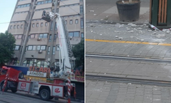 Faciaya kıl payı! Beton parçaları yayaların arasına düştü!