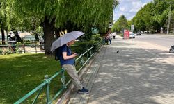 Sıcaklıklar attı şemsiyeler açıldı...