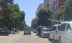 Yol vermeyen aracın arkasından koştu