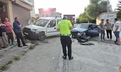 Eskişehir'de iki araç kafa kafaya çarpıştı
