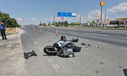 Motosiklet otomobile arkadan çarptı