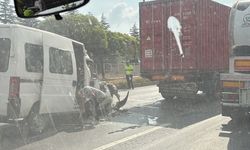 Feci kaza! Tıra arkadan çarpan minibüsün sürücüsü araçta sıkıştı