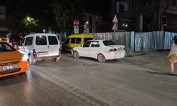 Dolmuş duran otomobile çarptı!