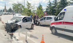 Eskişehir'de iki otomobil kafa kafaya çarpıştı...