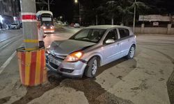 Otomobil tramvay direğine çarptı