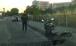 Kadın sürücü motosikletten düştü