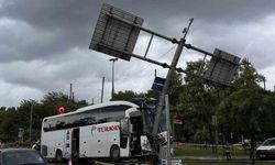 Eyüpsultan'da yolcu otobüsü önce otomobile sonra levhaya çarptı: 30 yaralı