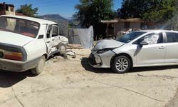 Otomobiller çarpıştı: 2 yaralı