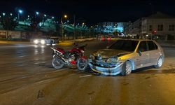 Kavşakta feci kaza! Kafa kafaya çarpıştılar...