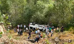 Minibüs şarampole uçtu, 4'ü ağır 10 kişiyi yaralandı