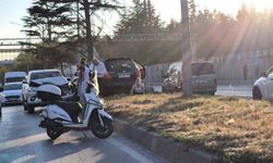 Pikap ile çarpışan otomobil refüje çıktı