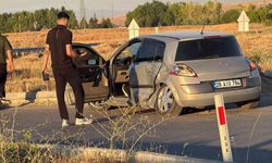 İki araç kavşakta çarpıştı: 3 yaralı