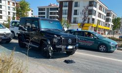 Lüks cip ile otomobil çarpıştı, trafik aksadı