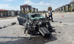 Tepebaşı’nda feci kaza: Otomobil kullanılamaz hale geldi
