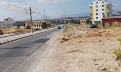 Korkutan kaza: Otomobil savrularak toprak alana girdi