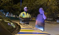 Alkollü sürücüden polis otosunda ilginç anlar