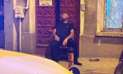 Sokakta sandalye üzerinde sızan şahıs polisi harekete geçirdi