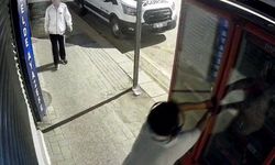 2 Çocuk kilitli meşrubat dolabını böyle zorladı