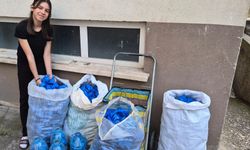 Depremzedelere yardım etmek için 1 ton mavi kapak topladı