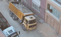 Eskişehir’de yol çöktü: Park halindeki kamyon çukura düştü