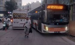 Servis aracı trafiğin tıkanmasına sebep oldu