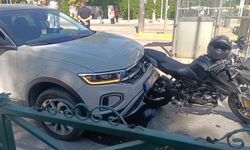 Yol veren motosikletliye otomobil çarptı