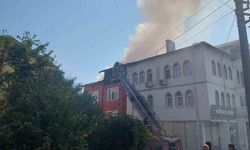 3 katlı binanın çatısında yangın