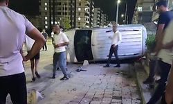 Araç kaldırıma çıkıp yan yattı