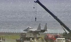 Japonya'ya ait F-15 savaş uçağı, sol kanadının üzerine yattı