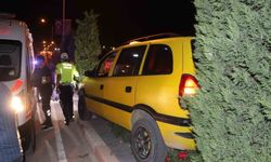 Kontrolden çıkan ticari taksi refüje çıktı: 2 yaralı