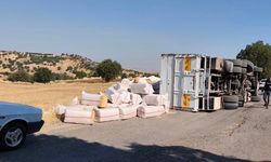Saman yüklü kamyon devrildi