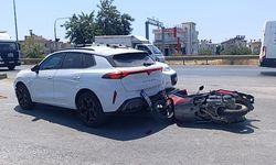Yolda aniden duran araca motosiklet çarptı